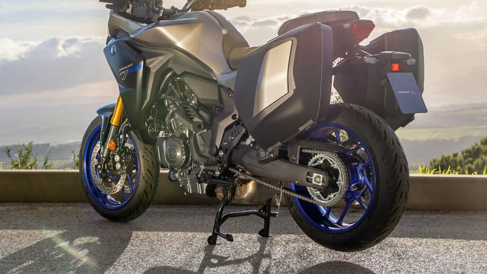 Yamaha Tracer 7 GT: la crossover media ora viaggia sul serio (e in automatico)