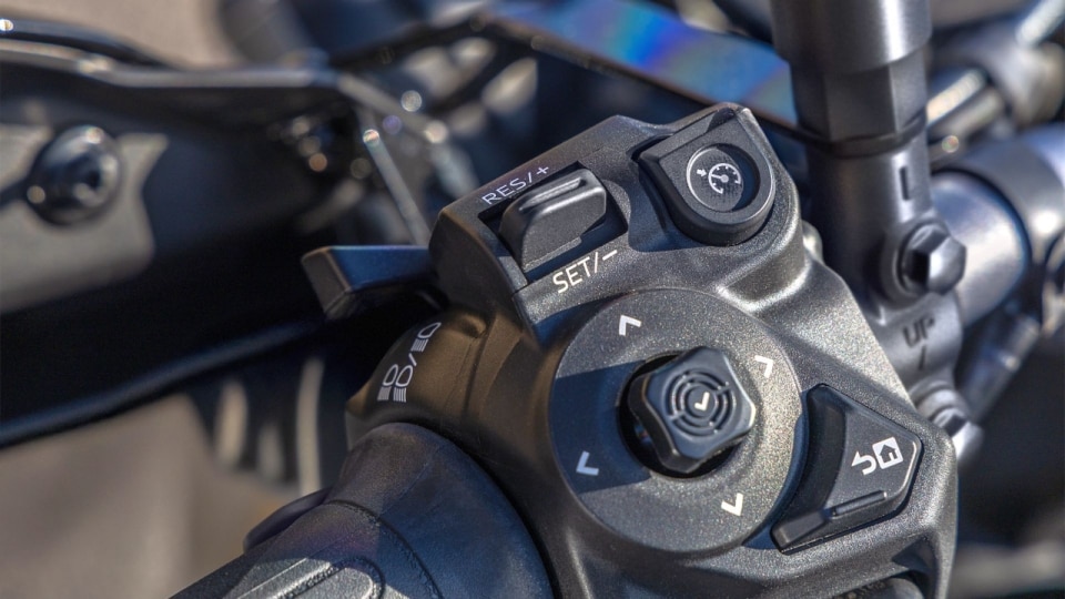 Yamaha Tracer 7 GT: la crossover media ora viaggia sul serio (e in automatico)