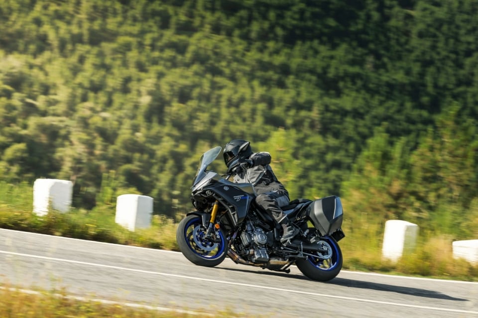 Yamaha Tracer 7 GT: la crossover media ora viaggia sul serio (e in automatico)