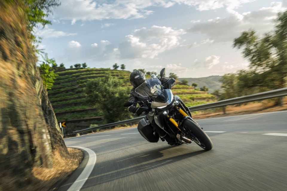 Yamaha Tracer 7 GT: la crossover media ora viaggia sul serio (e in automatico)