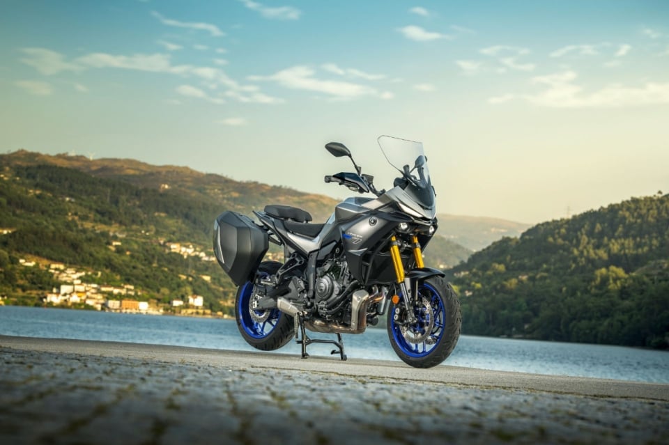 Yamaha Tracer 7 GT: la crossover media ora viaggia sul serio (e in automatico)
