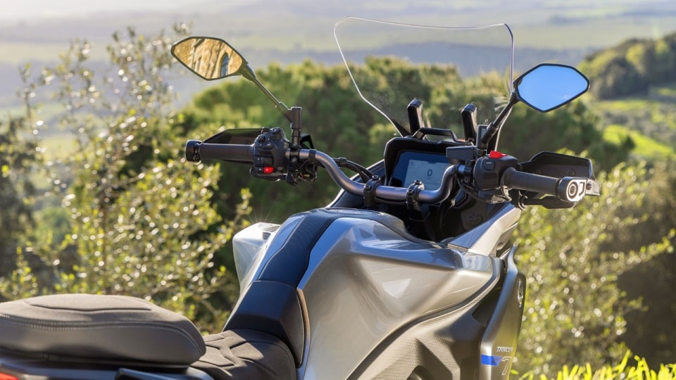 Yamaha Tracer 7 GT: la crossover media ora viaggia sul serio (e in automatico)