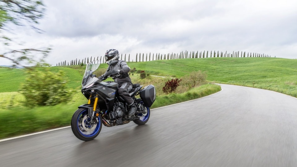 Yamaha Tracer 7 GT: la crossover media ora viaggia sul serio (e in automatico)