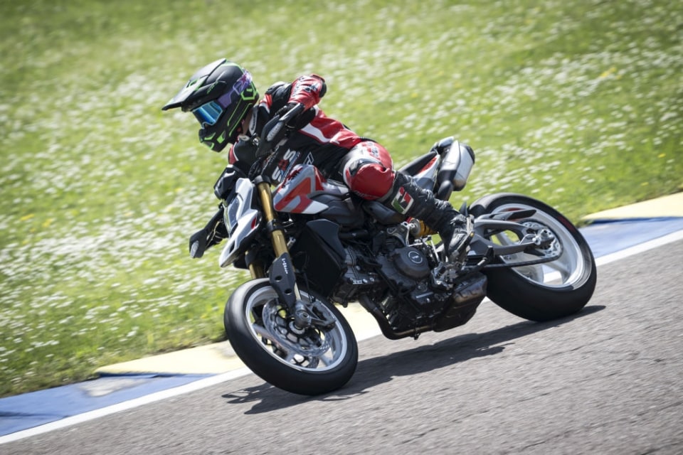 Come va davvero la nuova Ducati Hypermotard V2? Noi l'abbiamo messa nelle mani di un vero pilota. Ecco cosa ne pensa...