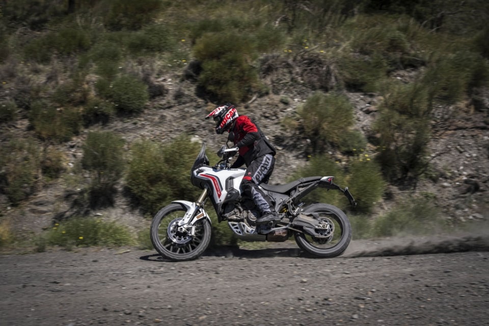La nuova DesertX sembra la stessa moto. In realtà cambia tutto