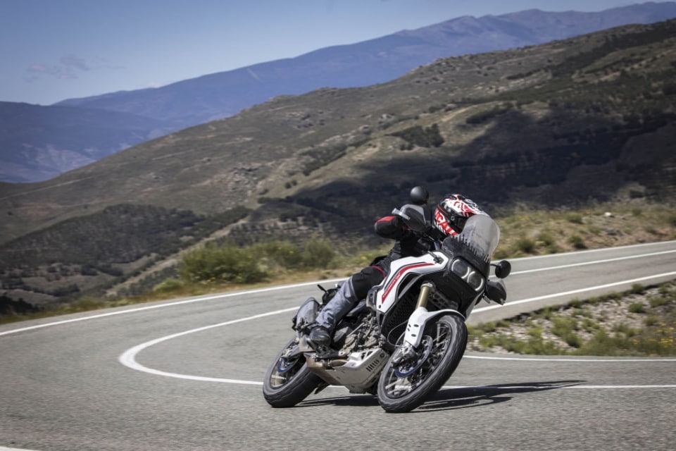 La nuova DesertX sembra la stessa moto. In realtà cambia tutto