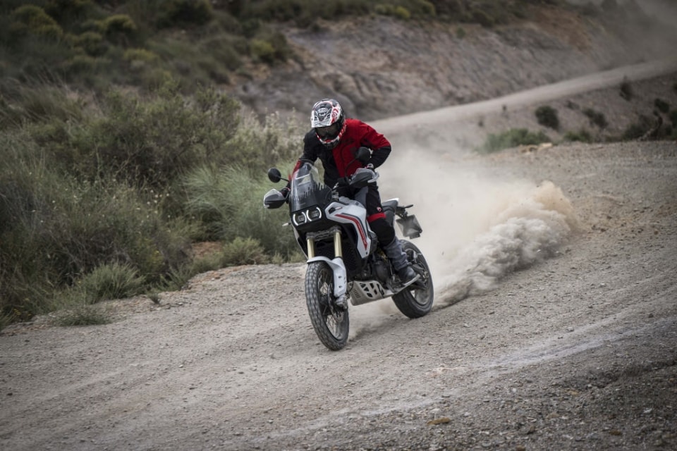 La nuova DesertX sembra la stessa moto. In realtà cambia tutto