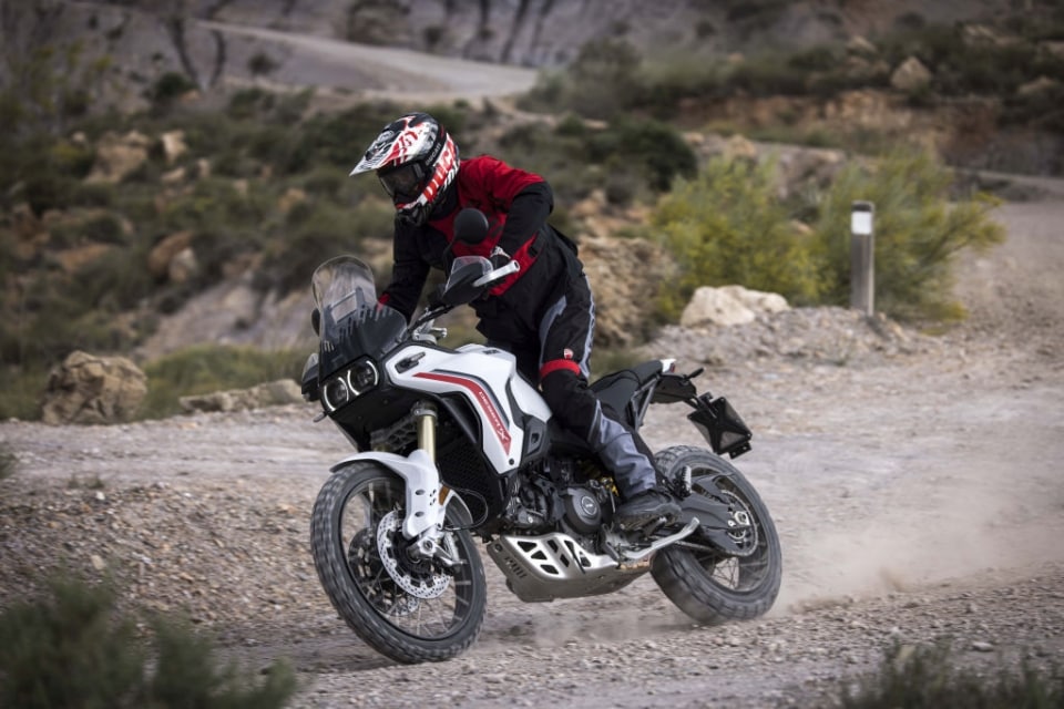 La nuova DesertX sembra la stessa moto. In realtà cambia tutto