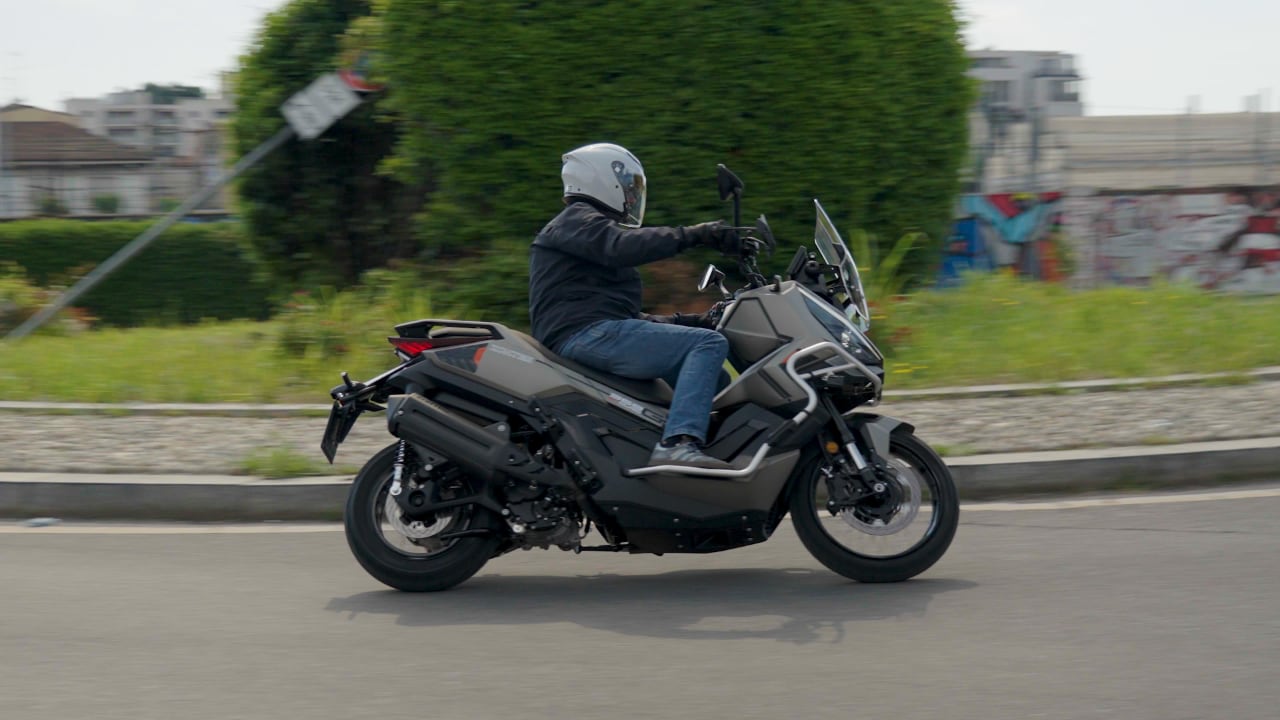 Zontes ZT 368 G: come va lo scooter adventure cinese che sta facendo impazzire l’Italia 