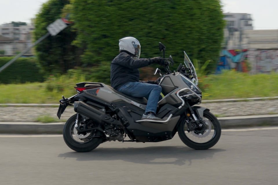 Zontes ZT 368 G: come va lo scooter adventure cinese che sta facendo impazzire l’Italia 