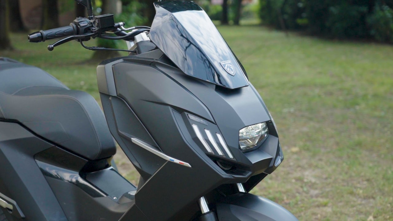 440 km con un pieno e spazio per due caschi: il nuovo Peugeot Pulsion Evo sorprende