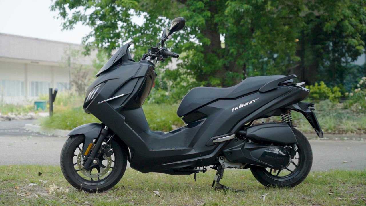 440 km con un pieno e spazio per due caschi: il nuovo Peugeot Pulsion Evo sorprende
