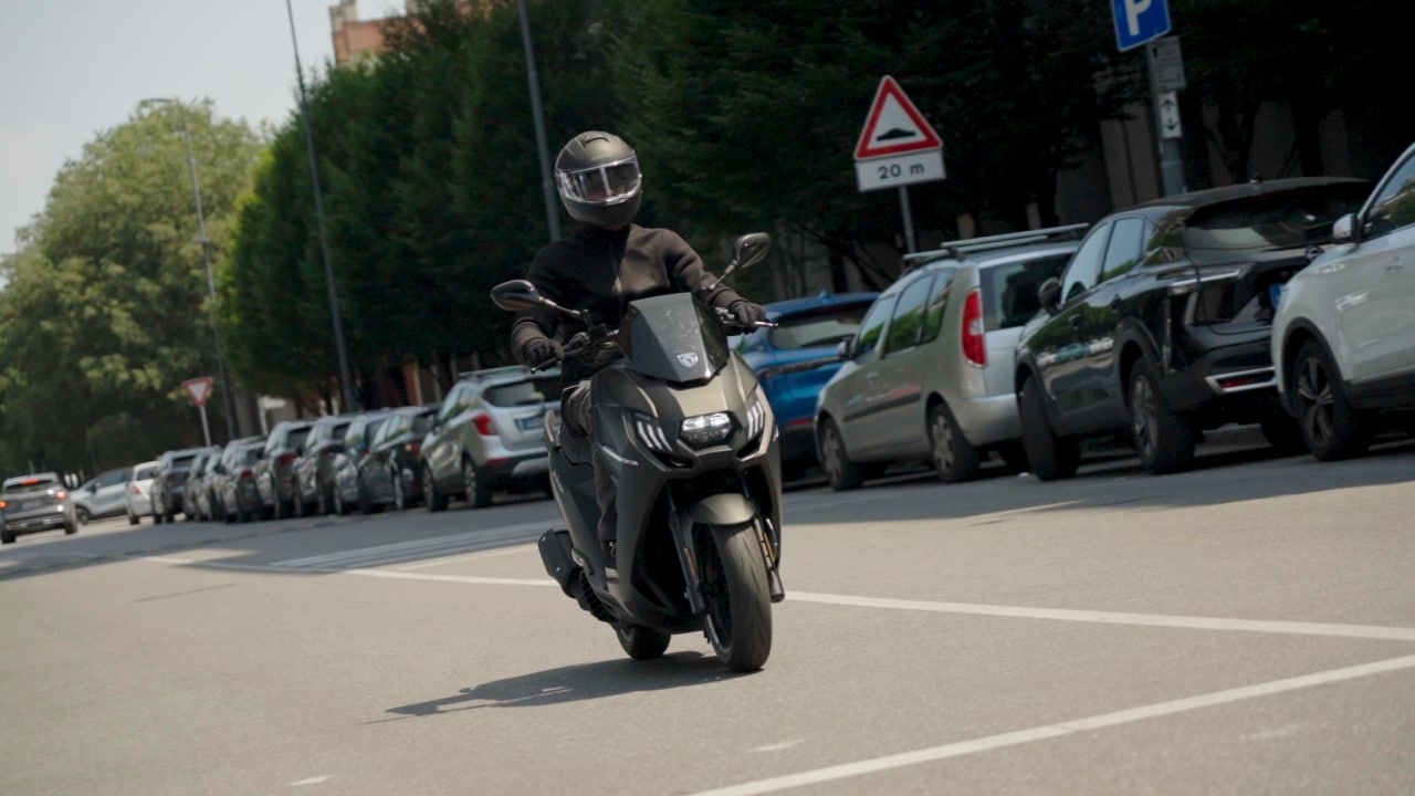 440 km con un pieno e spazio per due caschi: il nuovo Peugeot Pulsion Evo sorprende