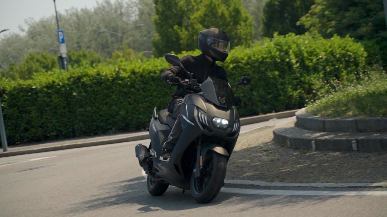 440 km con un pieno e spazio per due caschi: il nuovo Peugeot Pulsion Evo sorprende