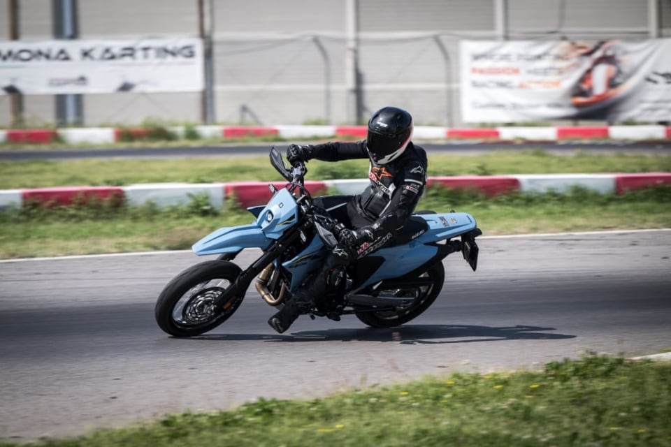 La felicità ha 38 CV: perché la Suzuki DR-Z4SM ti fa tornare bambino
