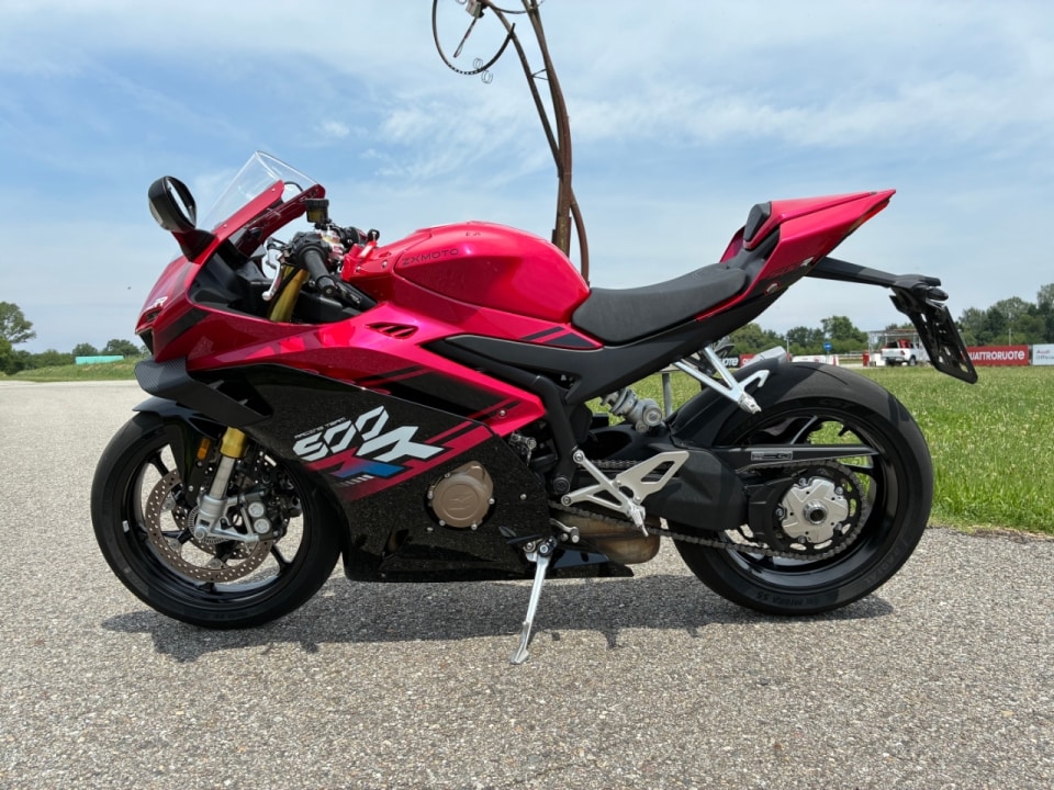 A 235 km/h con una moto da 470 cc? Con la ZXMoto 500 RR si può fare