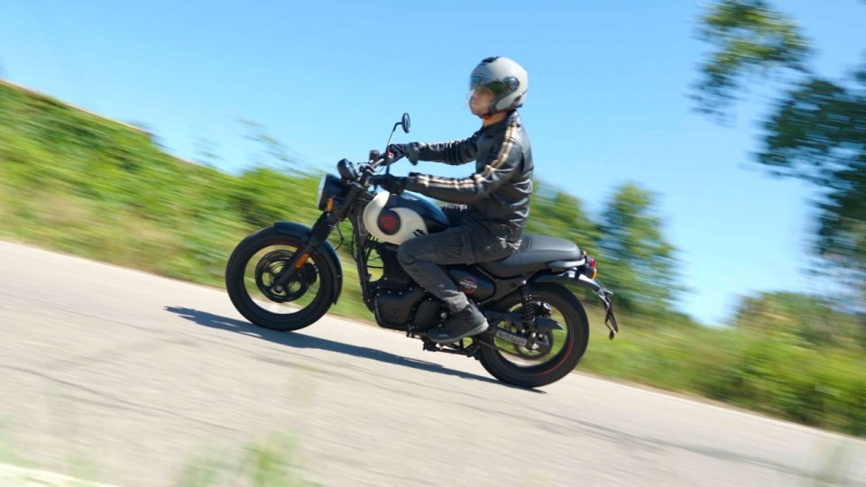 BSA Bantam 350 VS Royal Enfield HNTR 350: piccole, sportive e indiane