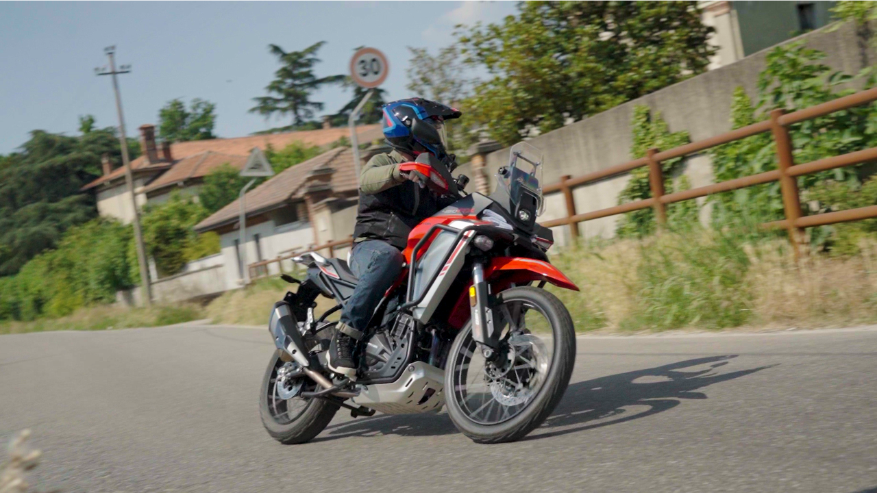 QJ Motor SRT 450 RX prova su strada: la “GS in miniatura” cinese