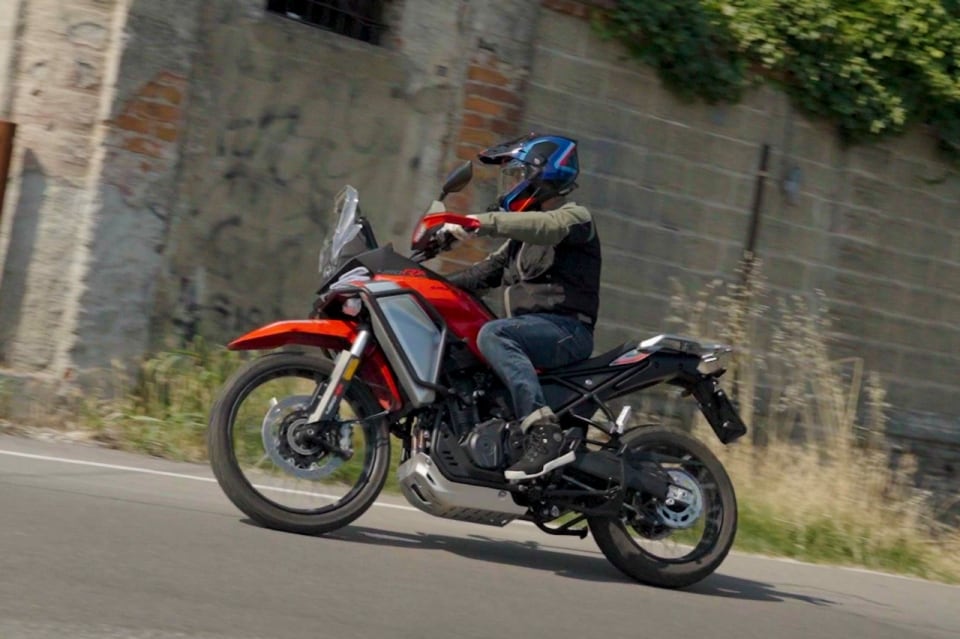 QJ Motor SRT 450 RX prova su strada: la “GS in miniatura” cinese
