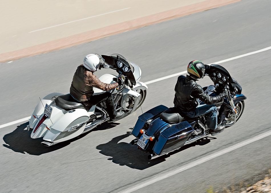 Harley-Davidson Street Glide C.V.O. FLHXSE5 Screamin' Eagle ABS, Victory Cross Country 