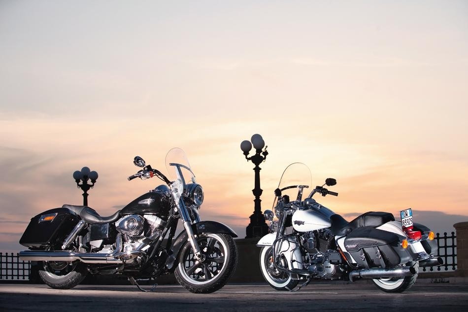 Harley-Davidson Road King C.V.O. FLHRSE3 Screamin' Eagle, Harley-Davidson Softail Standard FXST