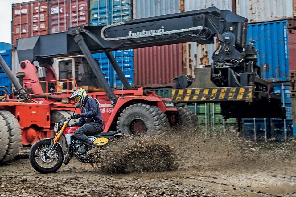 Fantic Caballero 125 Scrambler Vs Flat Track!