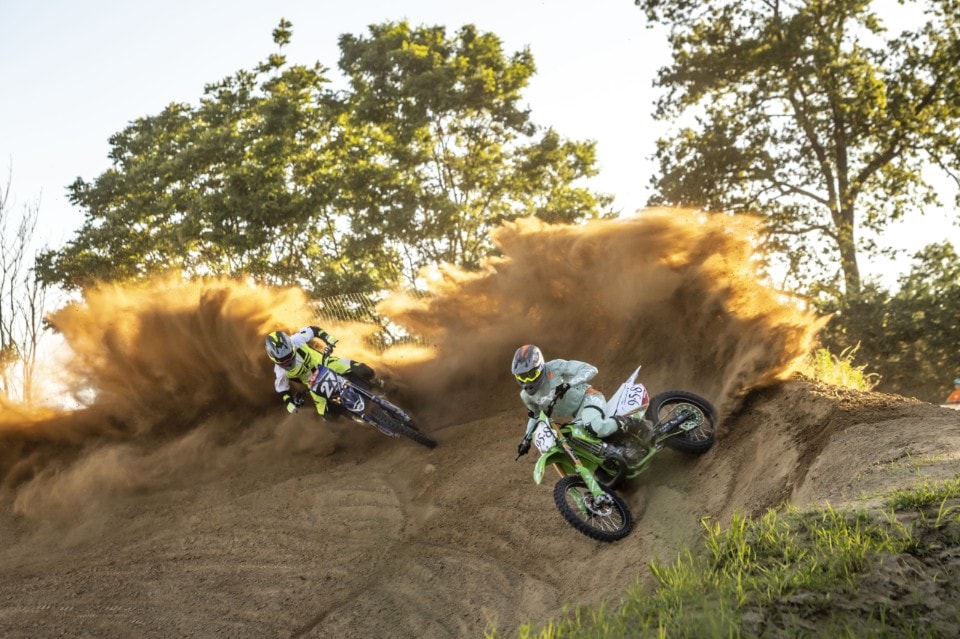 Olio al tramonto, sfida tra Kawasaki KX250 & Yamaha YZ325