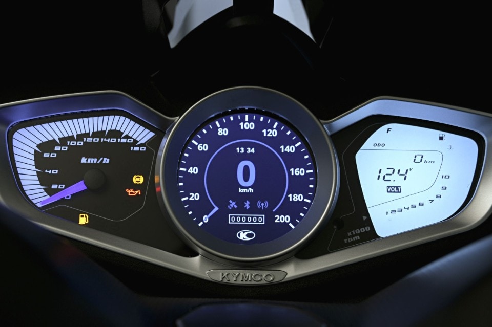 BMW C 400 X vs Kymco Xciting 400i S: middle class