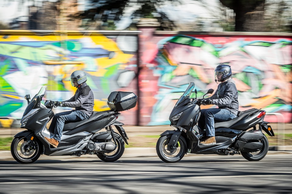 Honda Forza 300 Deluxe vs Yamaha XMAX 300 Iron Max: pronti a tutto
