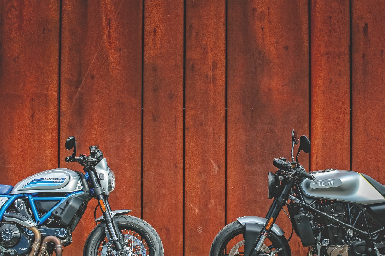 Scrambler Ducati Café Racer vs Husqvarna Vitpilen 701: a muso duro