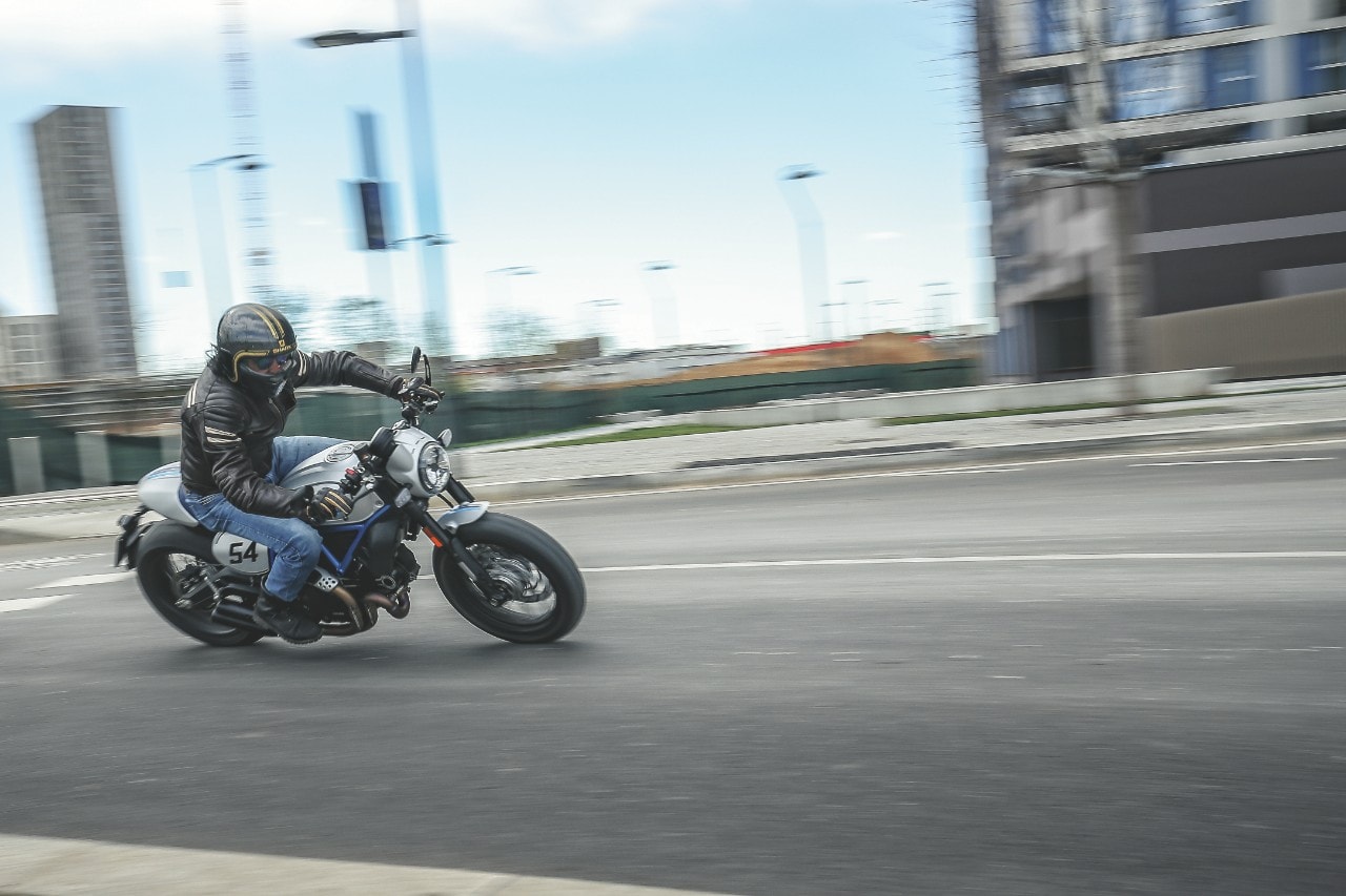 Scrambler Ducati Café Racer vs Husqvarna Vitpilen 701: a muso duro