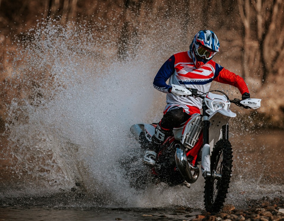 Enduro 2T o 4T? La sfida tra Beta RR 200 Enduro e Sherco 300 SE-F Factory