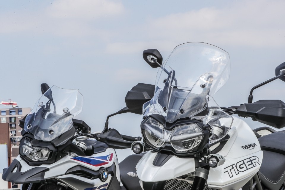 BMW F 850 GS Rallye VS Triumph Tiger 800 XCA: terre di mezzo 