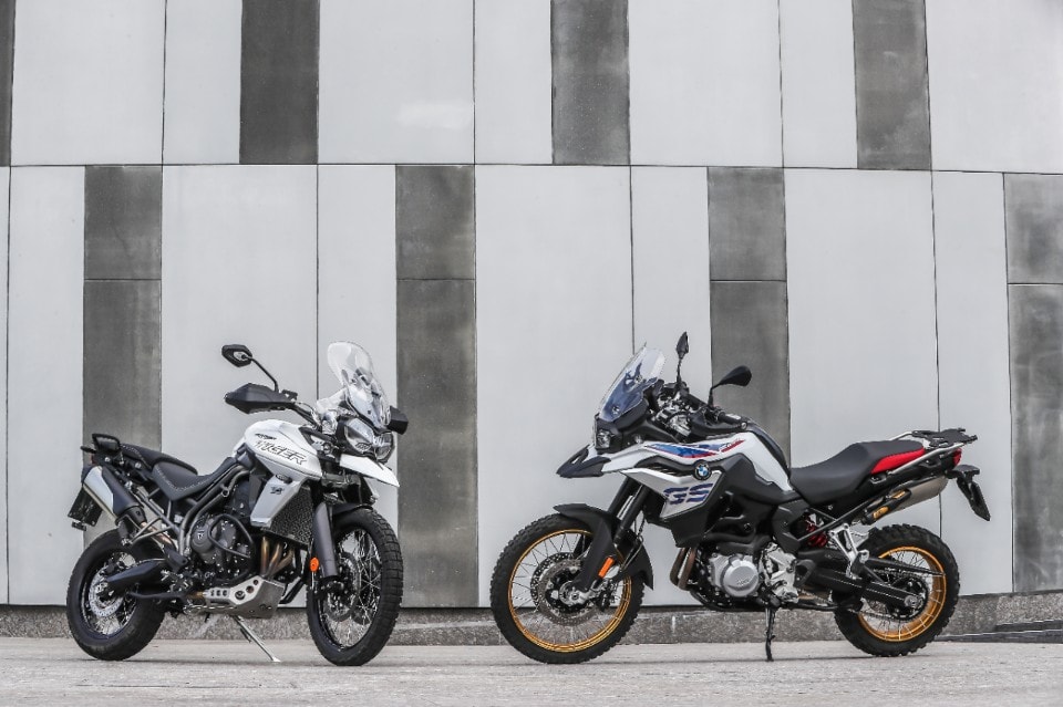 BMW F 850 GS Rallye VS Triumph Tiger 800 XCA: terre di mezzo 