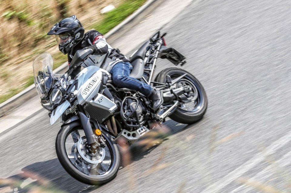 BMW F 850 GS Rallye VS Triumph Tiger 800 XCA: terre di mezzo 