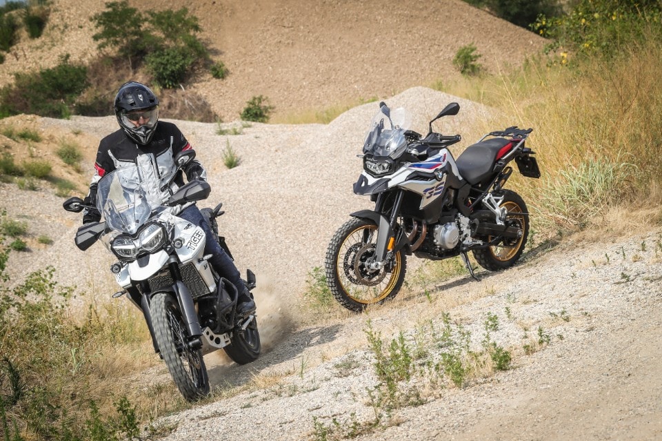 BMW F 850 GS Rallye VS Triumph Tiger 800 XCA: terre di mezzo 