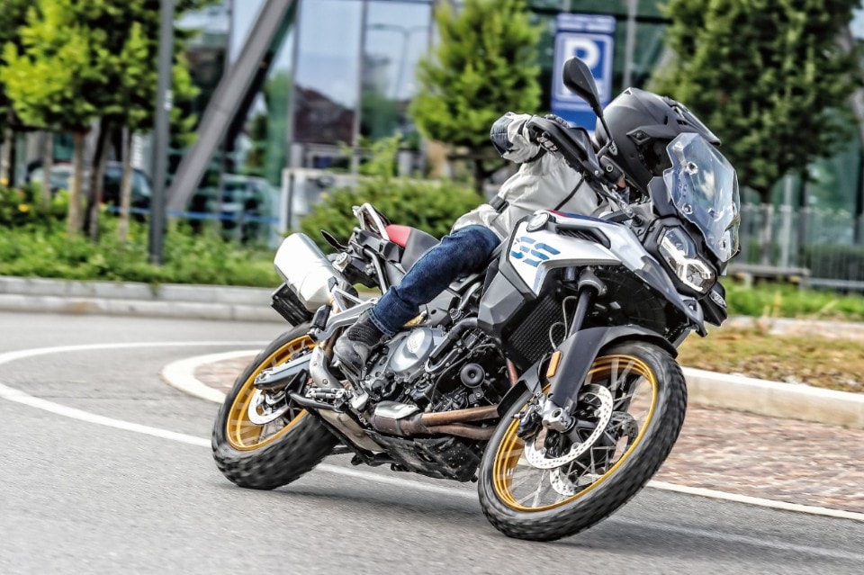 BMW F 850 GS Rallye VS Triumph Tiger 800 XCA: terre di mezzo 