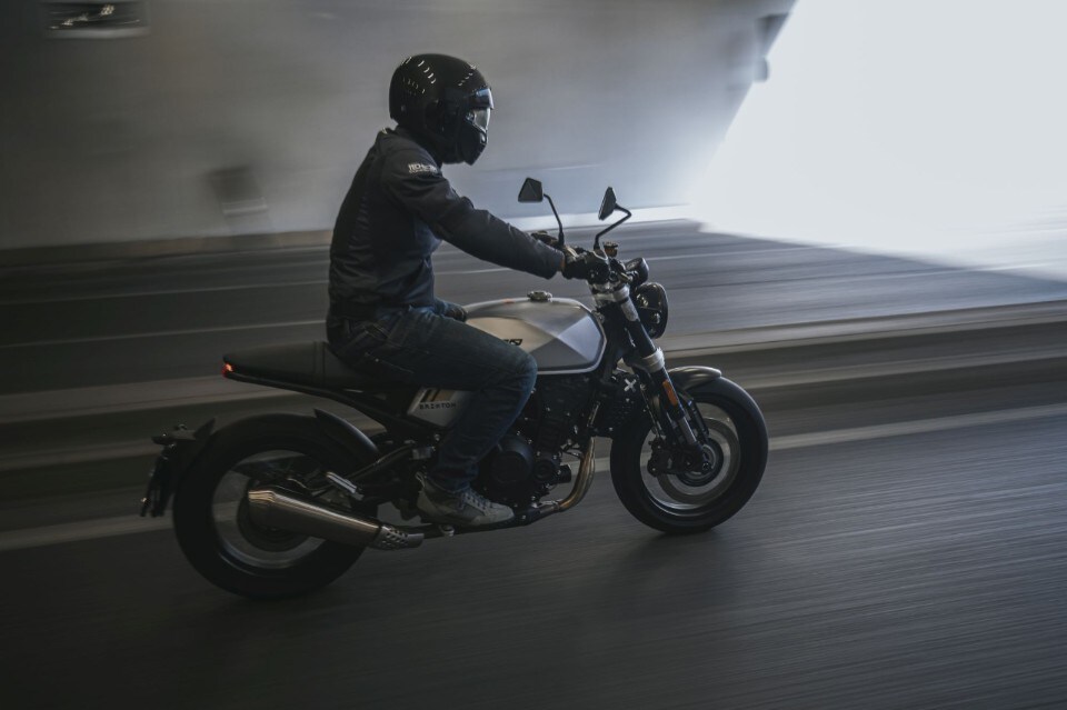 Brixton Crossfire 500 vs Husqvarna Svartpilen 401