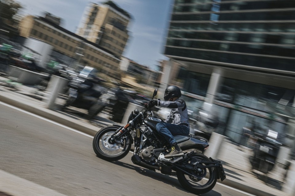 Brixton Crossfire 500 vs Husqvarna Svartpilen 401