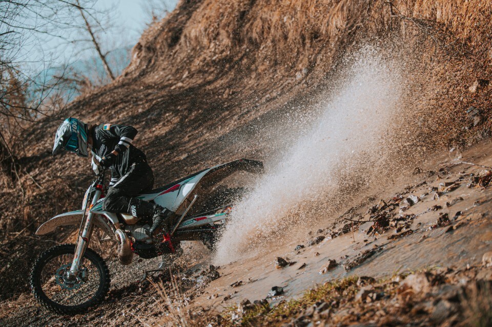 Prova KTM Six Days EXC TPI 250 e 300 2T, ready to Italy