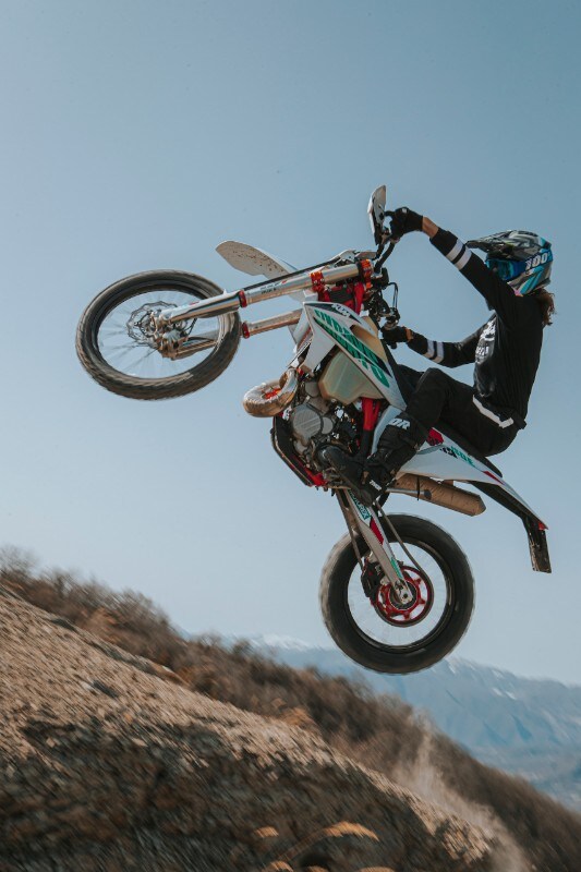 Prova KTM Six Days EXC TPI 250 e 300 2T, ready to Italy