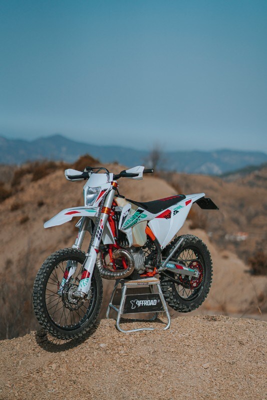 Prova KTM Six Days EXC TPI 250 e 300 2T, ready to Italy