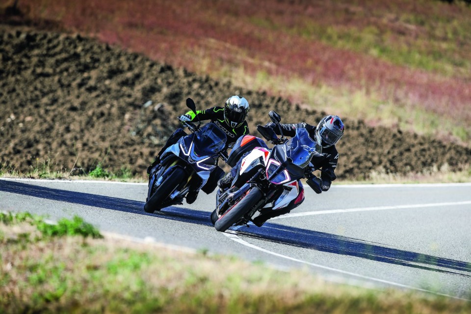 Aprilia Tuono V4 VS KTM 1290 Super Duke GT: la SFIDA delle hypernaked!
