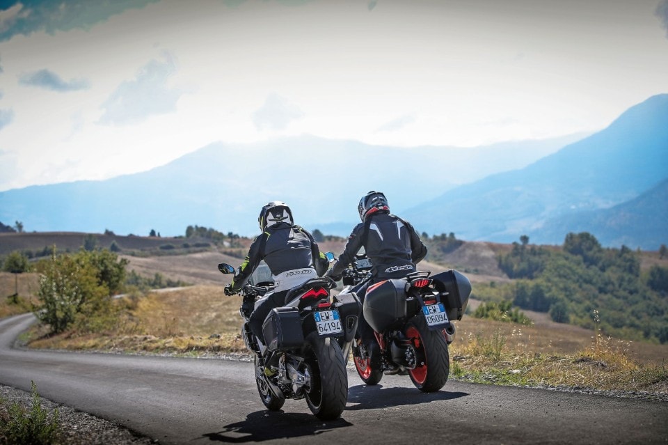 Aprilia Tuono V4 VS KTM 1290 Super Duke GT: la SFIDA delle hypernaked!