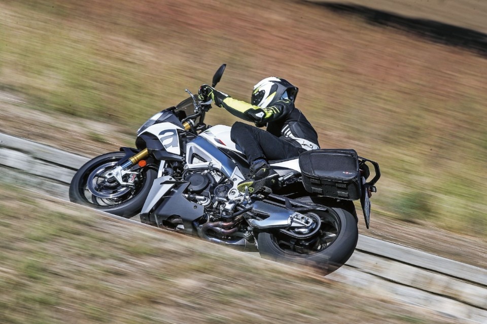 Aprilia Tuono V4 VS KTM 1290 Super Duke GT: la SFIDA delle hypernaked!