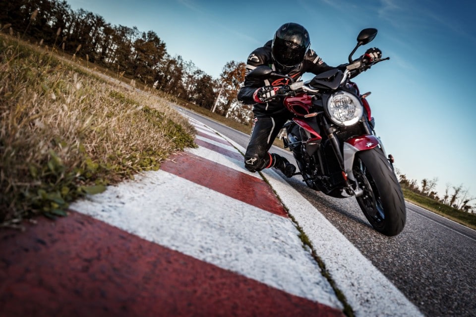 Comparativa naked (medie) sportive: KTM 890 Duke R, MV Agusta Brutale 800 RR SCS, Triumph Street Triple RS