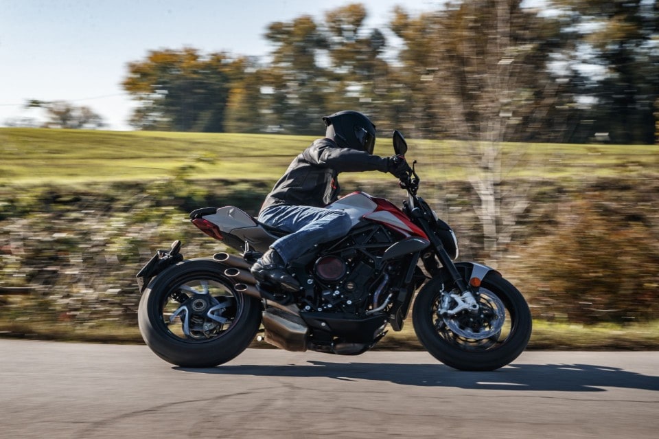 Comparativa naked (medie) sportive: KTM 890 Duke R, MV Agusta Brutale 800 RR SCS, Triumph Street Triple RS