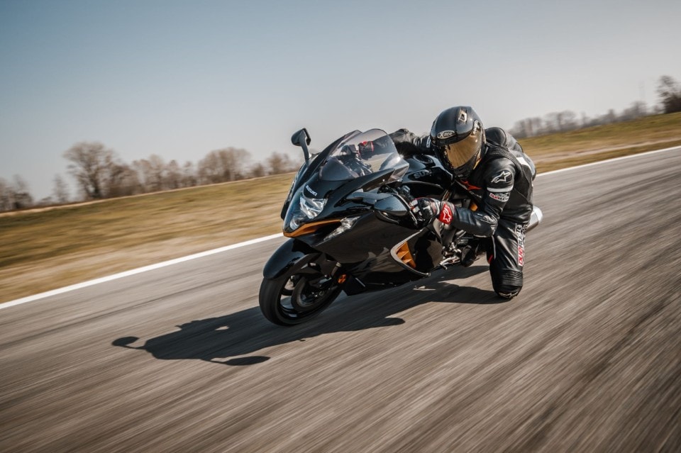 Suzuki Hayabusa: 300 km/h e non sentirli!