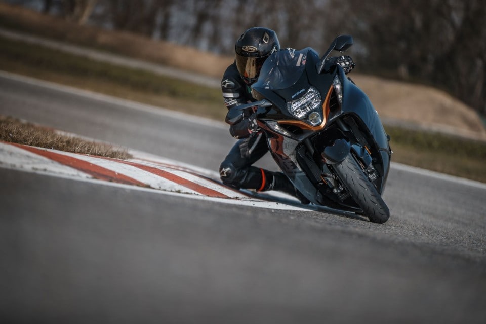 Suzuki Hayabusa: 300 km/h e non sentirli!