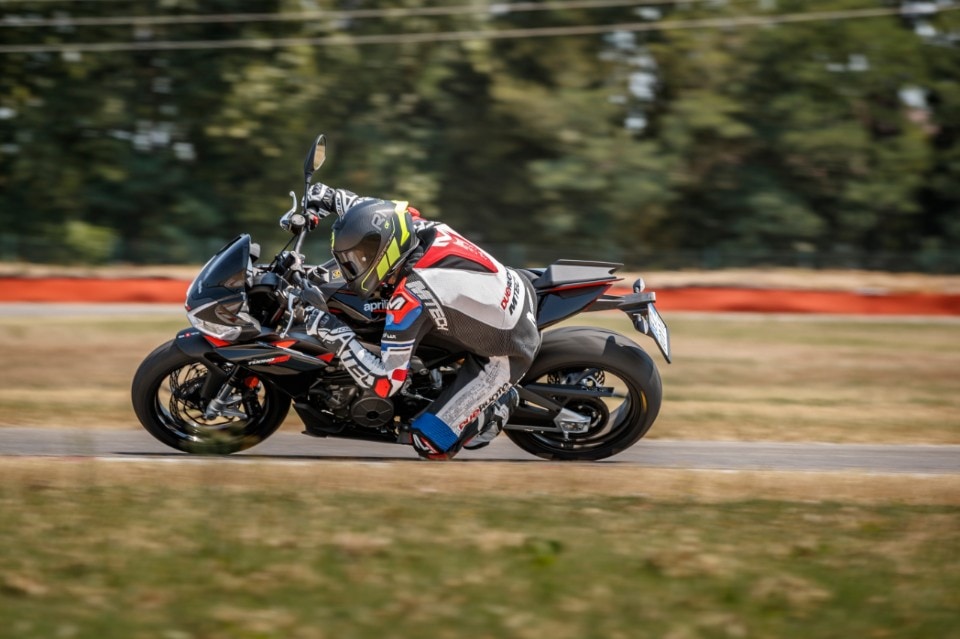Aprilia Tuono 660 Factory VS Ducati Monster+: sognando la MotoGP